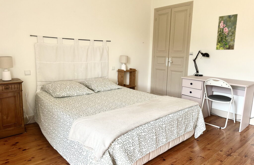 grande chambre avec douche